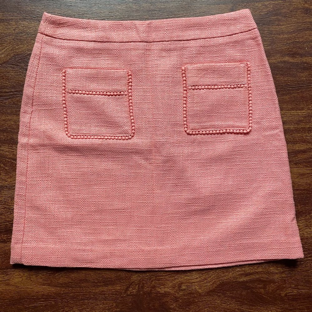 LOFT light pink above the knee skirt with flirty detailing on front pockets
